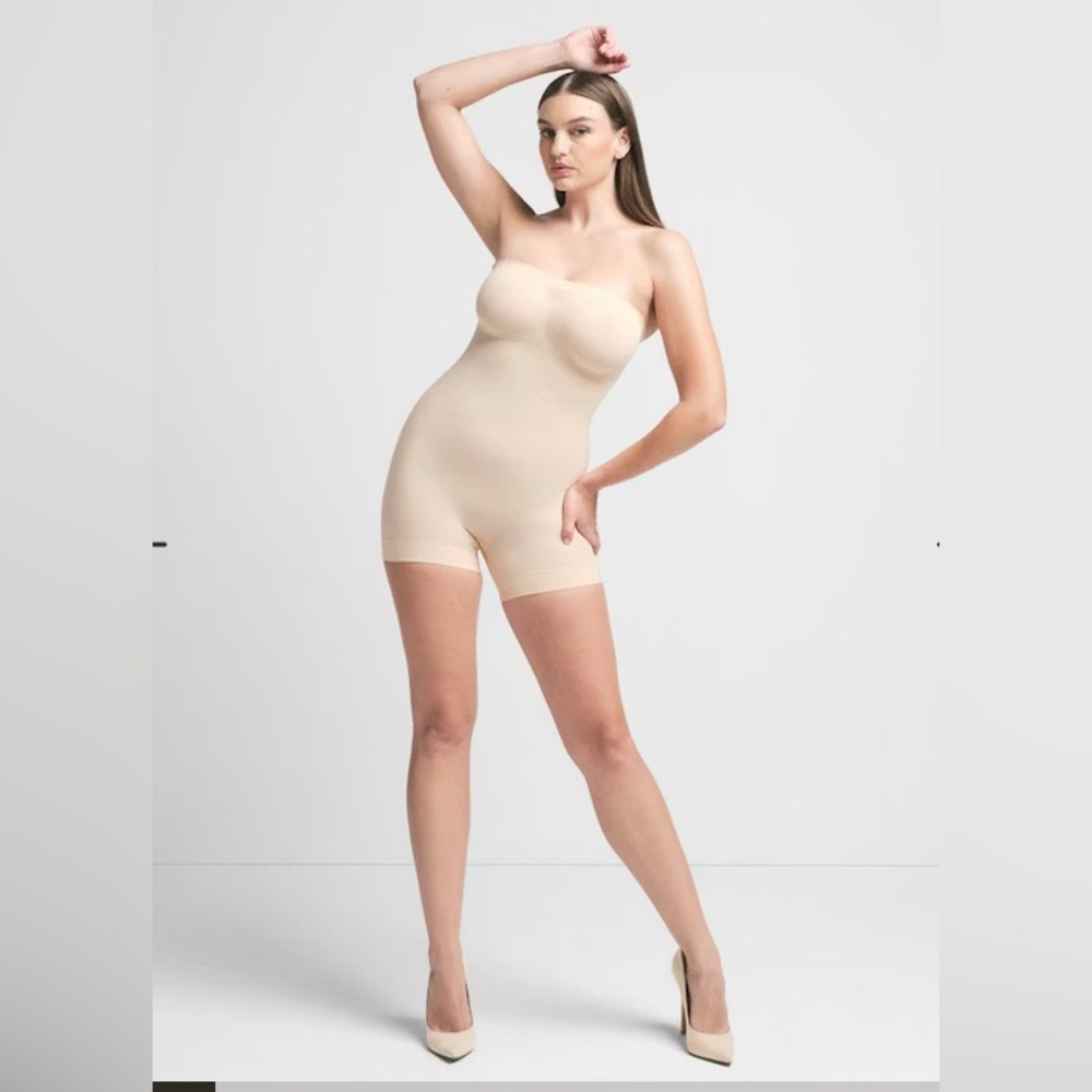 SKIMS SEAMLESS SCULT STRAPLESS SHORTIE BODYSUIT W/REMOVABLE STRAPS-XS-SAND
